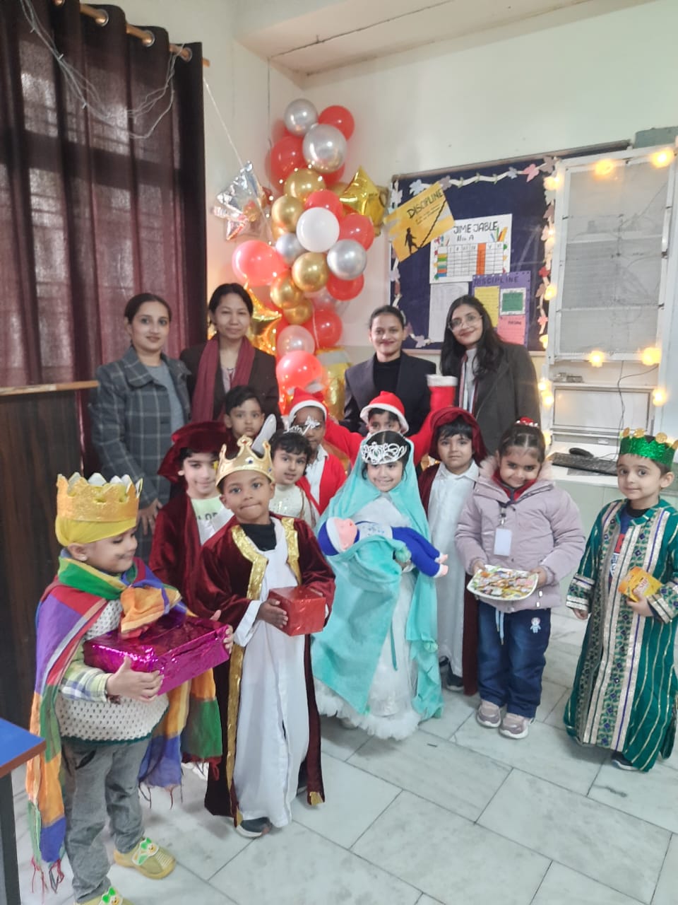 CHRISTMAS COMPETITION OF CLASS LKG & UKG-44