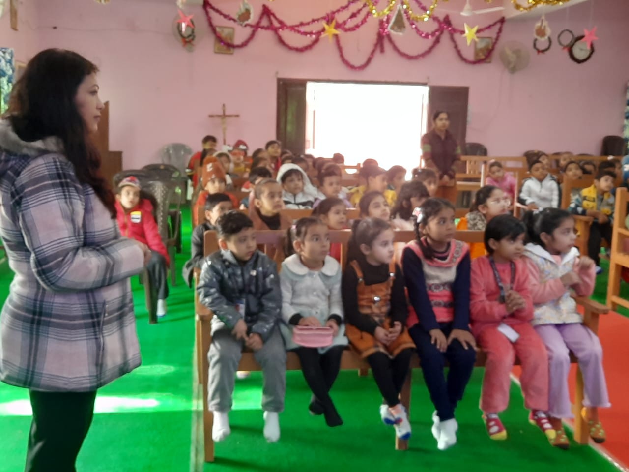 CHRISTMAS COMPETITION OF CLASS LKG & UKG-39