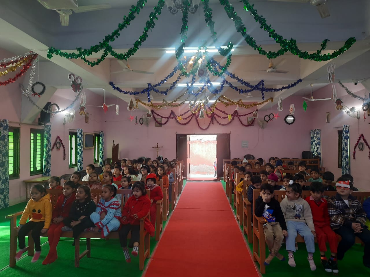 CHRISTMAS COMPETITION OF CLASS LKG & UKG-36