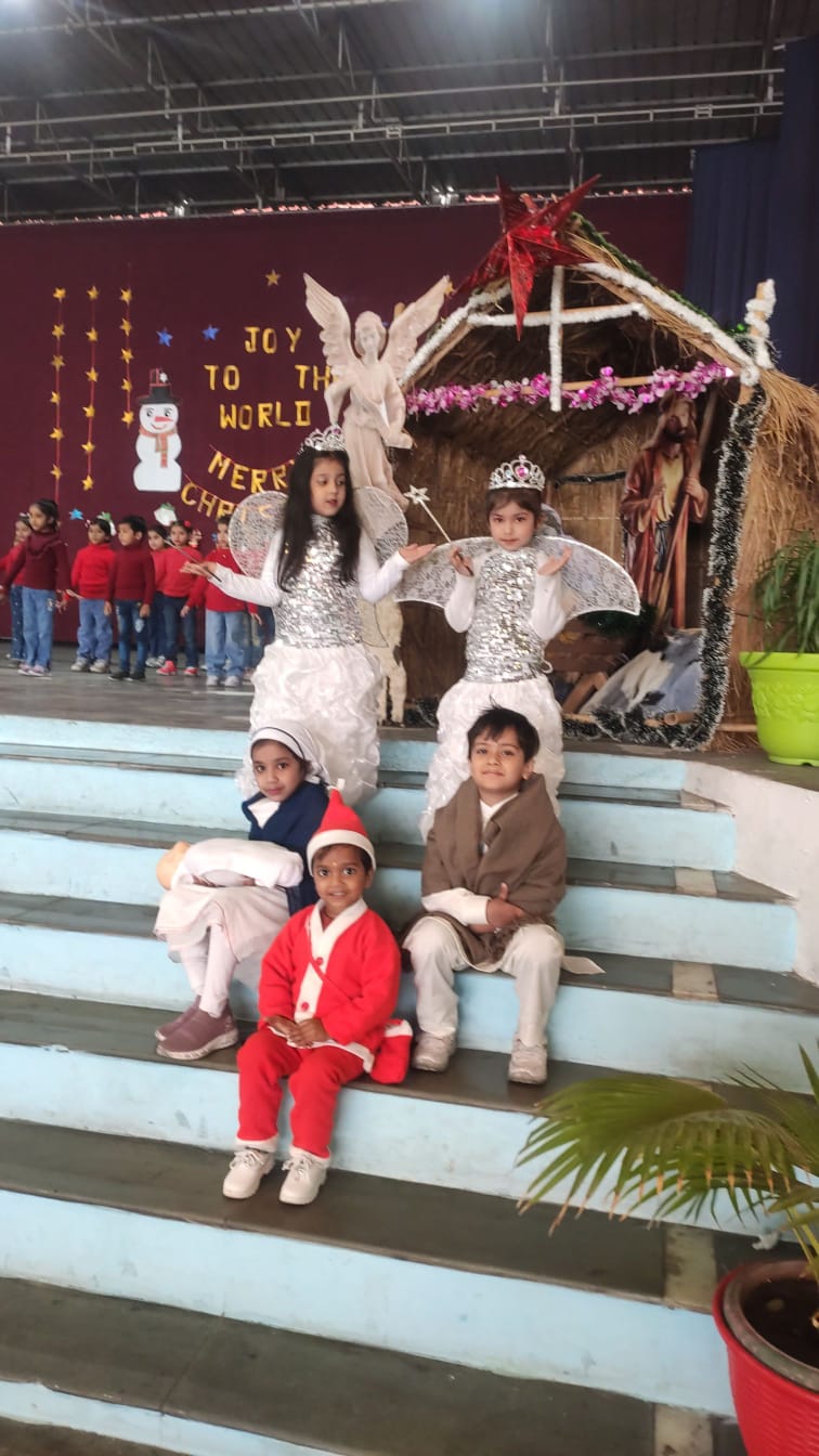 CHRISTMAS COMPETITION OF CLASS LKG & UKG-33