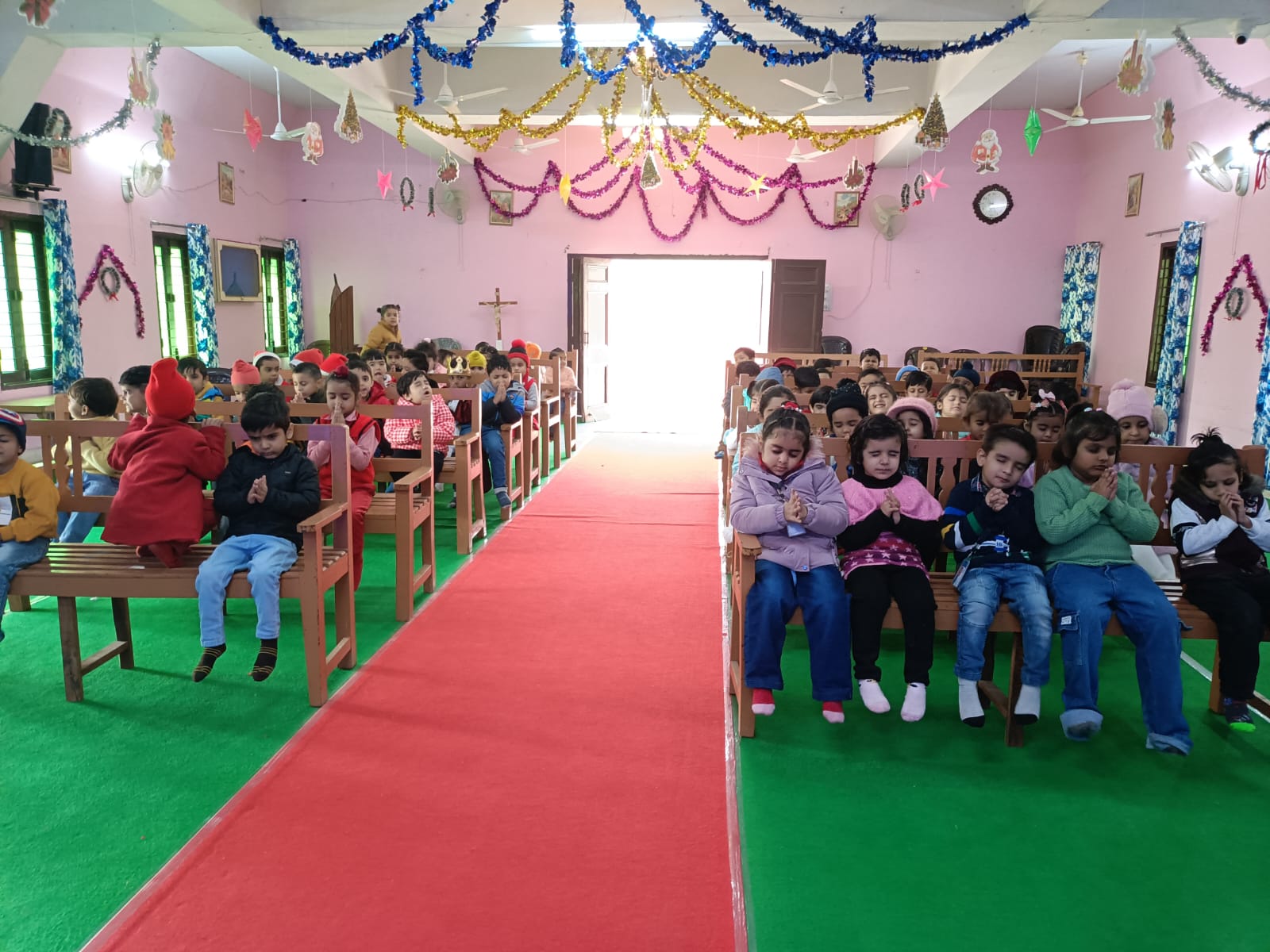 CHRISTMAS COMPETITION OF CLASS LKG & UKG-28
