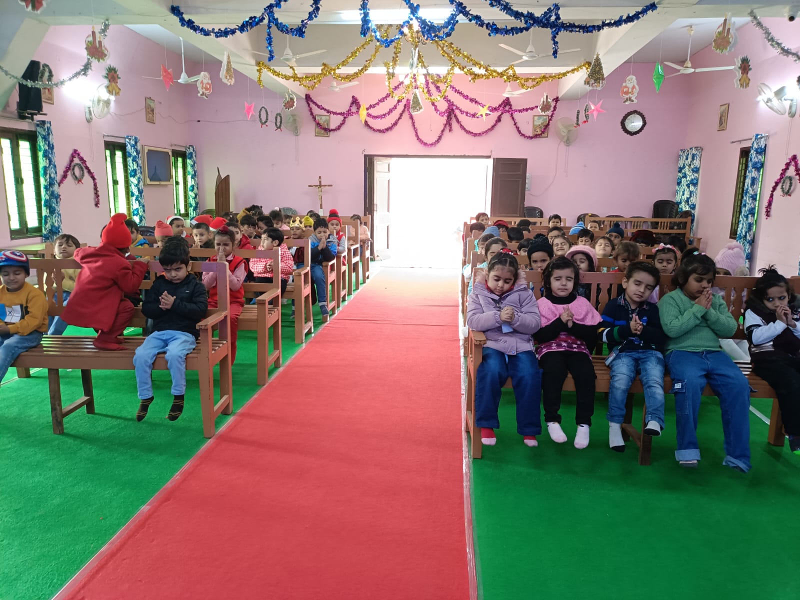 CHRISTMAS COMPETITION OF CLASS LKG & UKG-27