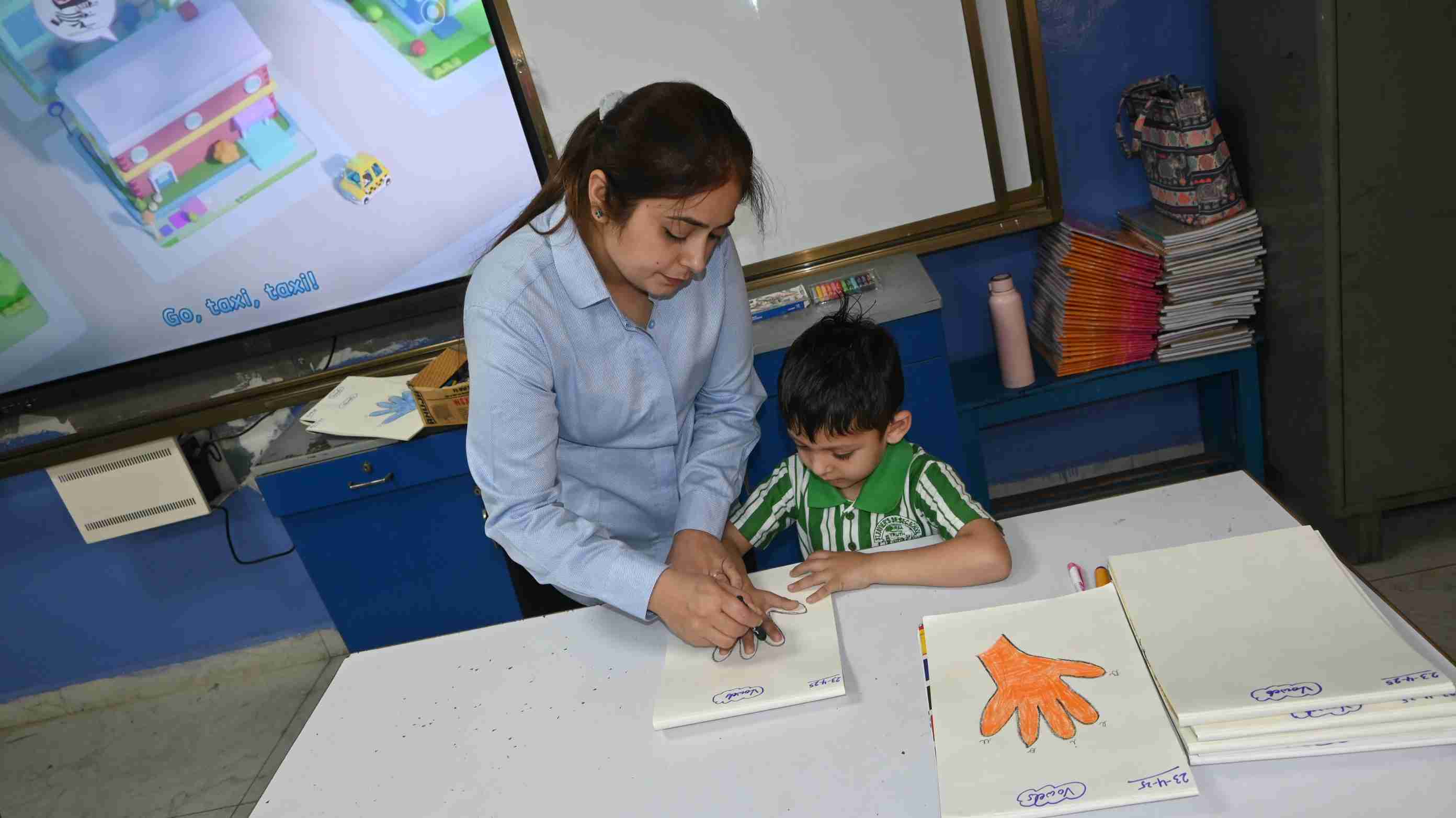 VOWEL ACTIVITY WITH FINGER PUPPETS OF CLASS-UKG-6