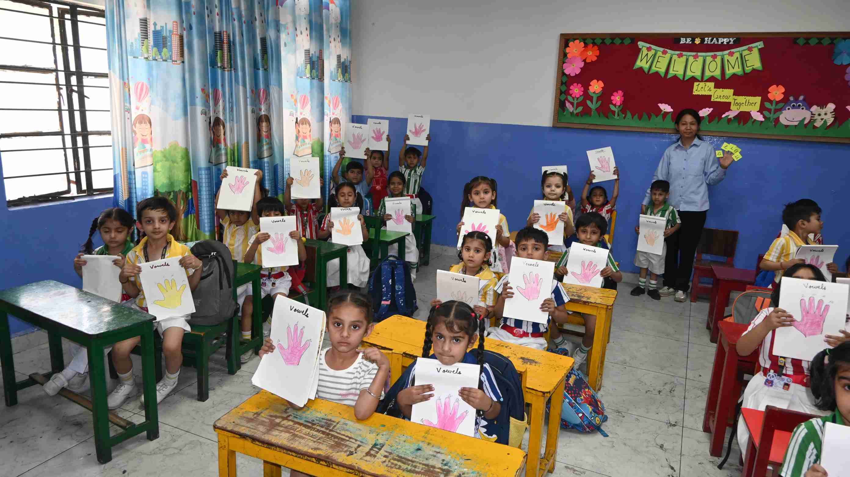 VOWEL ACTIVITY WITH FINGER PUPPETS OF CLASS-UKG-4